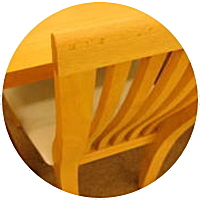 広めのテーブルと座り心地の良い木製の椅子
