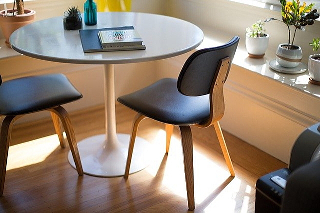 簡単に移動できる軽量のテーブルと椅子