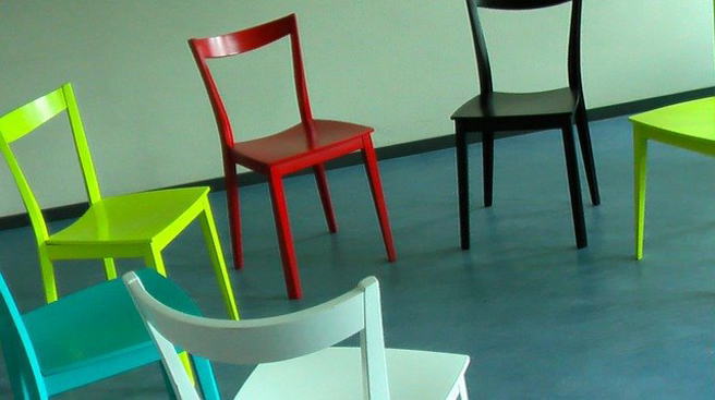 カラフルな色の椅子