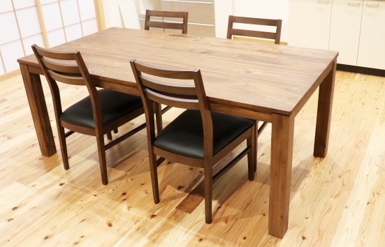 無垢材のテーブルと椅子