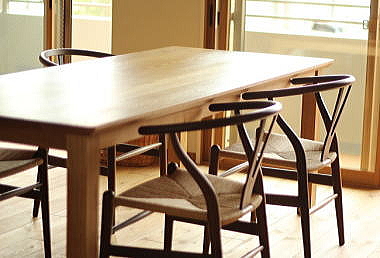 テーブルに合うデザインの椅子